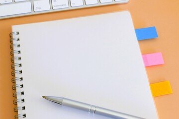 ビジネスイメージ　筆記用具　付箋の付いたノートとボールペン