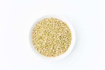 白背景にお皿に入った緑米