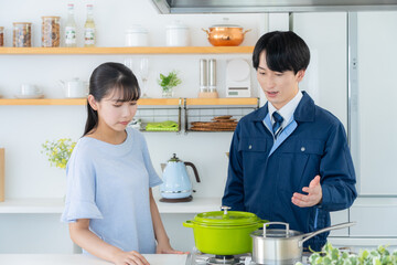キッチンで女性に説明をする設計士
