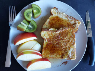 French toast with apples and kiwis