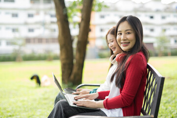 Obraz premium A cheerful young student wearing headphones