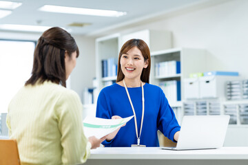 窓口で接客する若いビジネスウーマン