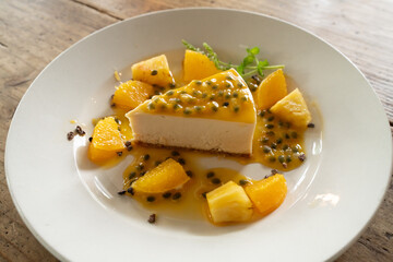 パッションフルーツソースのテリーヌ風濃厚Rawチーズケーキ