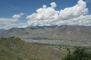 Fototapeta premium the village sits in the river valley on the tibetan plateau, the highest on earth