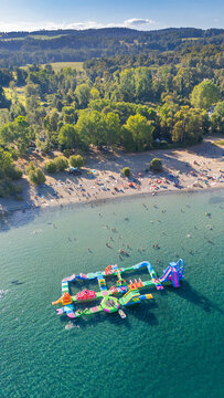 Bah&iacute;a Coique, lago ranco, vista a&eacute;rea, juegos inflables acu&aacute;ticos en el lago