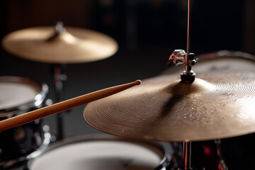 Obraz premium Close-up of a drumstick being struck on a cymbal.