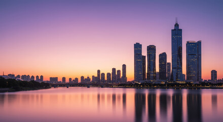 Obraz premium Skyline urbano ao entardecer com reflexo no rio