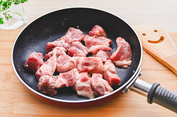 粉をまぶした下味をつけた豚肉