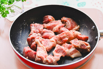 粉をまぶした豚肉を焼いていく