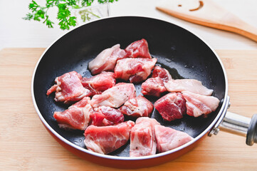 塩胡椒をした豚肩ロース肉に醤油を加える　下味