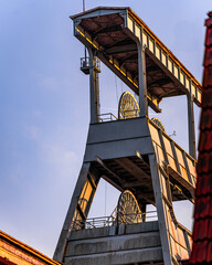 Dieser Förderturm, ein stiller Zeitzeuge des Ruhrgebiets, zeigt sich im warmen Licht des...