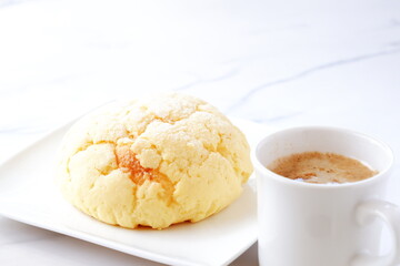 メロンパンとコーヒー - おいしそうなメロンパンと、淹れたてのコーヒーで、おやつの時間
