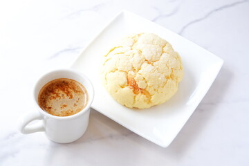 メロンパンとコーヒー - おいしそうなメロンパンと、淹れたてのコーヒーで、おやつの時間
