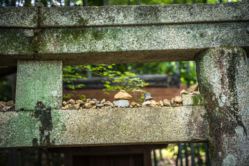 鳥居の上に乗った石 神社
