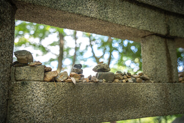 鳥居の上に乗った石 神社