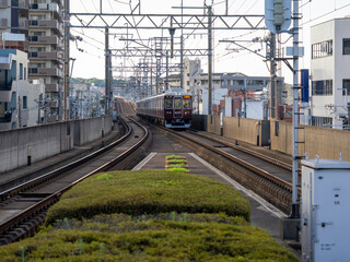 阪急池田駅に入線する急行宝塚行きの電車