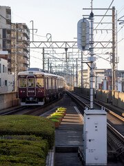 阪急池田駅を出発した阪急梅田行き普通電車