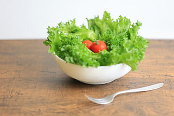 フリルレタスの新鮮サラダ