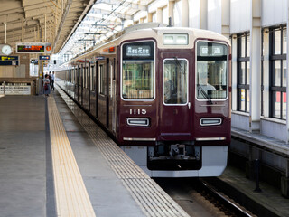 阪急池田駅に停車した雲雀丘花屋敷行き普通電車