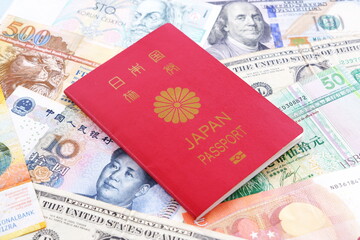 パスポート - パスポート（一般旅券10年用赤色）と外国のお金で、海外旅行のイメージ
