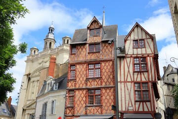 Place Saint Pierre dans le centre ville de Saumur, dans le Maine-et-Loire / Pays de la Loire, avec vue sur des maisons à colombage à côté de l’église Saint-Pierre (France)