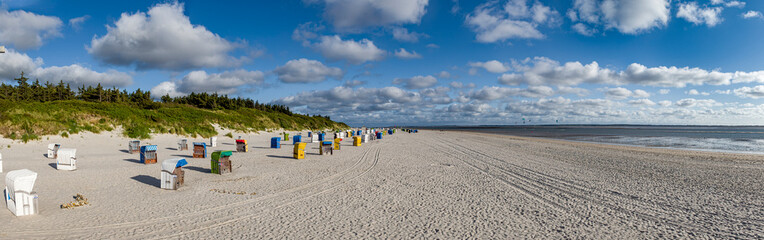 Panorama &uuml;ber den menschenleeren Strand von Utersum mit Strandk&ouml;rben auf der nordfriesischen Insel F&ouml;hr