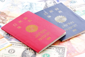 パスポート - パスポート（10年用赤色と5年用紺色）と海外のお金で、海外旅行のイメージ
