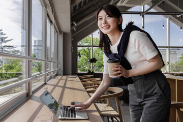 カフェで仕事をする女性