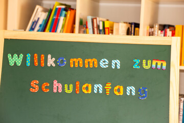 Schultafel mit der Aufschrift Willkommen zum Schulanfang