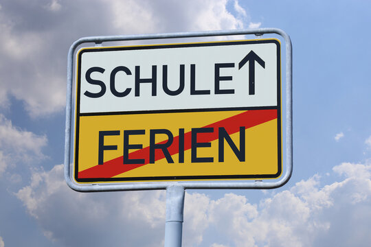 Symbolbild Schulstart: Auf einem Ortsausgangsschild stehen die Worte SCHULE und FERIEN (Composing)