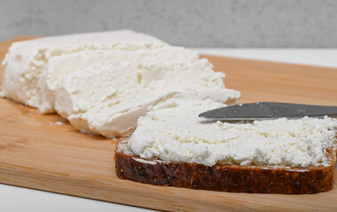 Sandwich with semi-fat white cottage cheese