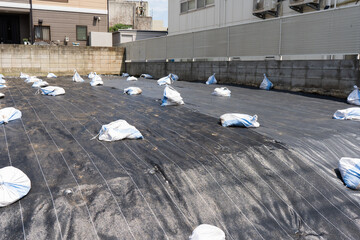 空き地に防草シートを覆い雑草対策 © michitadakazu