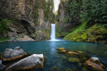Obraz premium Serene Waterfall and Turquoise Pool