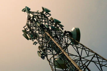 Torre de telecomunicações contra o céu azul