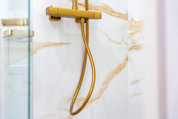 Zoom sur les différents éléments d’une salle de bain moderne avec marbre blanc à rainures...