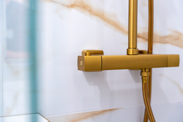 Zoom sur les différents éléments d’une salle de bain moderne avec marbre blanc à rainures...