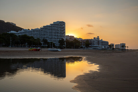 Vistas de una playa y reflejo de edificios