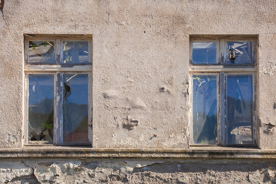 Alte Fenster an einem alten verfallenen Haus, Deutschland