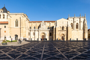 Fototapeta premium Leon, Spain - November 02, 2024: Square of medieval origin in the historic center, called Plaza del Grano, in the city of Leon, Spain