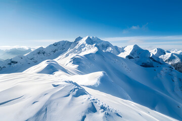 Naklejka premium Snow-covered mountain ridge under blue sky with