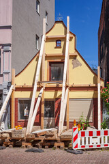 Altes verfallenes Haus mit Stützpfeilern gestützt, Altstadt, Stralsund, Mecklenburg-Vorpommern,...