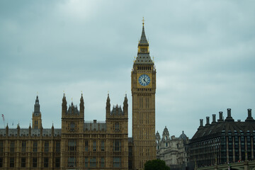 Obraz premium Big Ben on a cloudy day captured in cool tones. Suitable for London business themes and more serious concepts related to British culture, architecture, and iconic landmarks