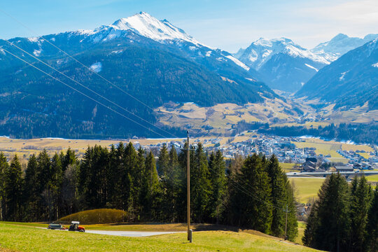Pinzgauer Alpenpanorama mit Traktor der G&uuml;lle Dung ausf&auml;hrt
