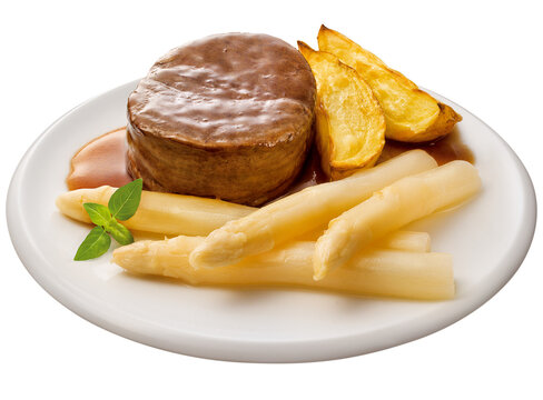 prato com fil&eacute; bovino grelhado acompanhado de batatas assadas e aspargo cozido isolado em fundo transparente