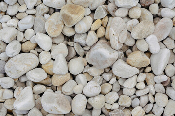 Piedras acumuladas en la playa.
