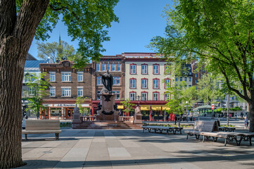 Fototapeta premium Beautiful old row houses in historical Old Quebec city