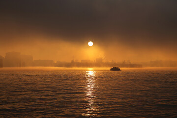 Hamburger Hafen bei Sonnenaufgang im Winter	