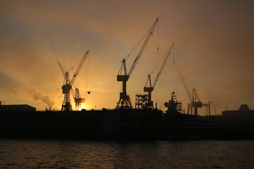 Obraz premium Hamburger Hafen bei Sonnenaufgang im Winter 