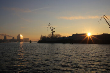 Obraz premium Hamburger Hafen bei Sonnenaufgang im Winter 