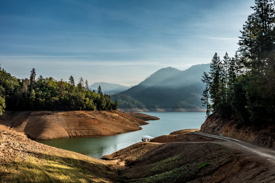 nature scenery near mount shasta on lake shasta california